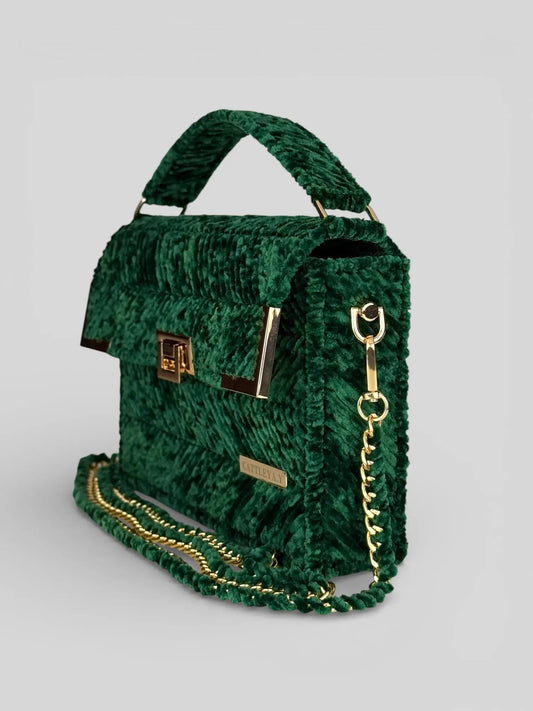 Amara Winter Emerald is a luxury handmade designer bag in green emerald color by CATTLEYA.Y.
Luxury handmade emerald green handbag with gold hardware – CATTLEYA.Y