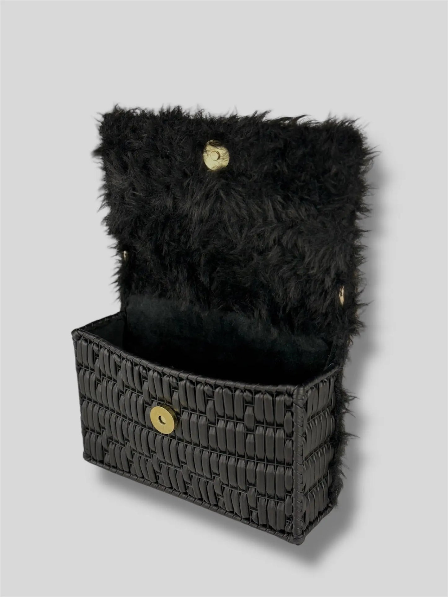 Mini Amber is a evening luxury handmade mini designer bag by CATTLEYA.Y, created to embody refined glamour. The combination of eco-leather yarn and plush texture gives this piece a soft yet structured presence that stands out effortlessly.
Interior view of Mini Amber luxury evening handbag