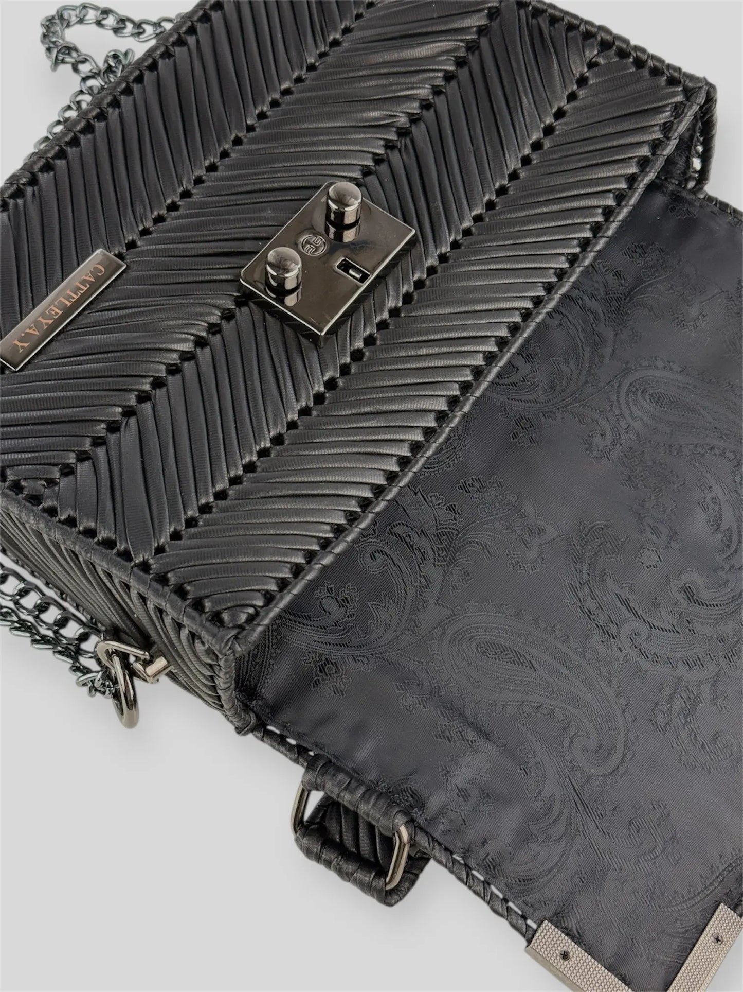 Amara Dark Brown is a luxury handmade designer bag by CATTLEYA.Y, distinguished by its rich chocolate tone and signature chevron texture. Timeless, structured and refined, it embodies quiet confidence and modern elegance.
Paisley lining inside Amara Black designer handbag