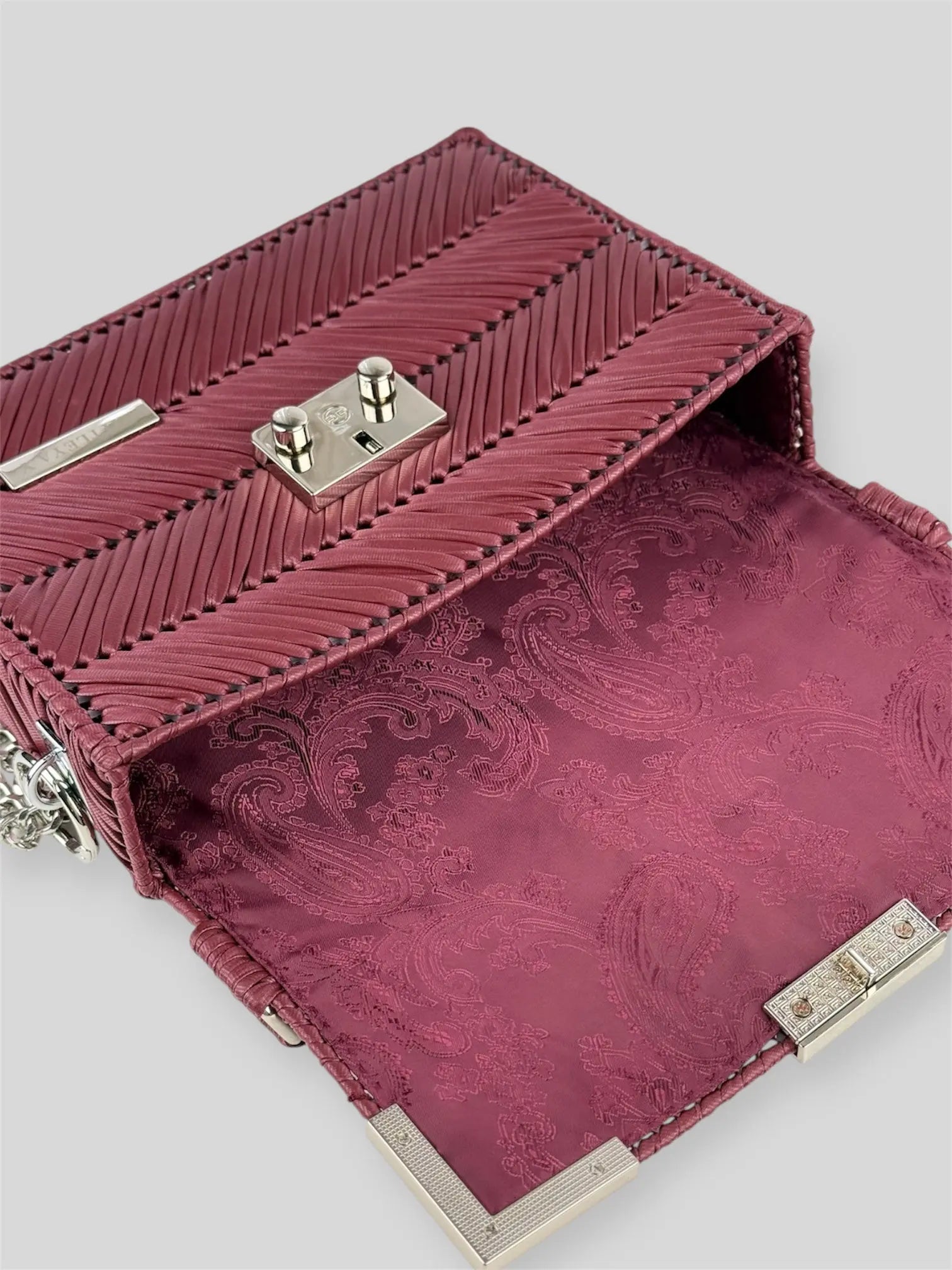 Amara Burgundy is a luxury handmade designer bag by CATTLEYA.Y, distinguished by its rich wine-red tone and refined chevron texture. Elegant yet bold, it captures timeless femininity with a contemporary edge.
Paisley lining inside Amara Burgundy designer handbag