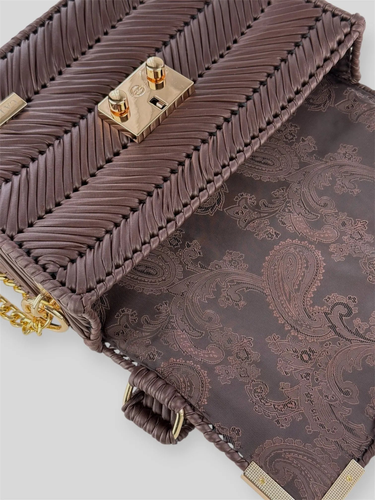 Amara Dark Brown is a luxury handmade designer bag by CATTLEYA.Y, distinguished by its rich chocolate tone and signature chevron texture. Timeless, structured and refined, it embodies quiet confidence and modern elegance.
Paisley lining inside Amara Dark Brown designer handbag