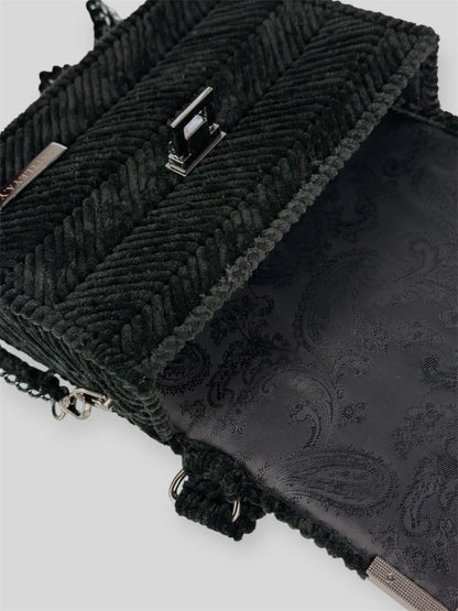 Amara Winter Black is a luxury handmade designer bag by CATTLEYA.Y, defined by its deep black tone and signature chevron texture. A timeless piece that embodies confident minimalism and refined sophistication.
Paisley lining inside Amara Winter Black designer handbag