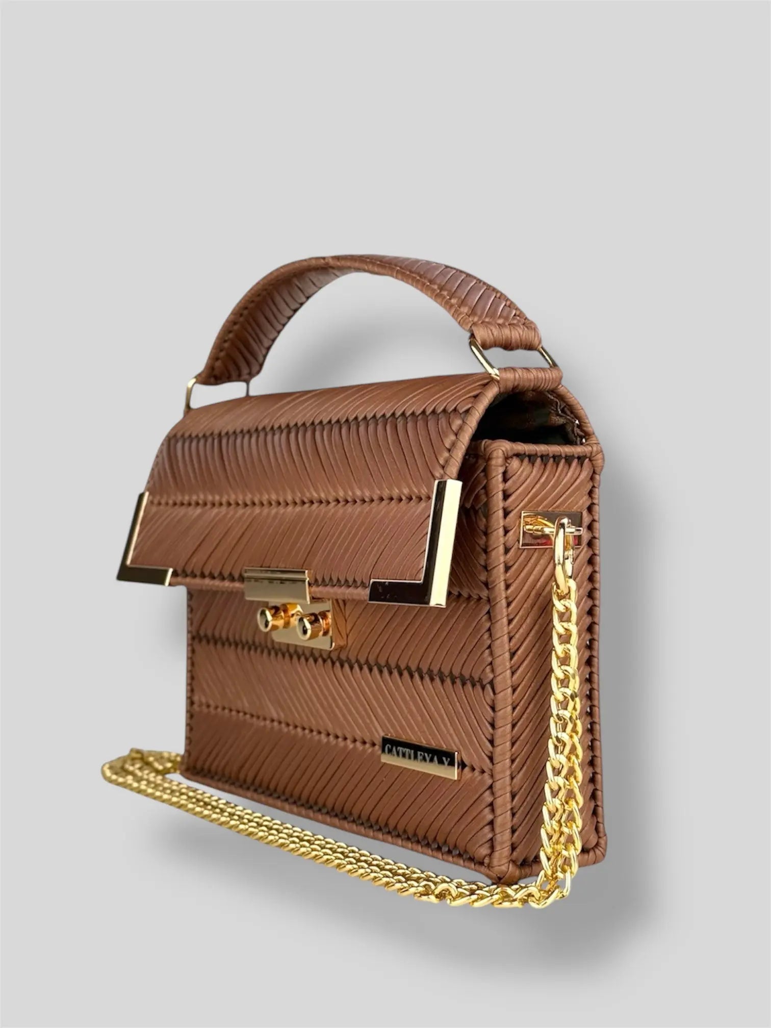 Amara Brown is a luxury handmade designer bag by CATTLEYA.Y, defined by its warm brown tone and refined chevron texture. Elegant and versatile, it represents timeless femininity with modern structure.