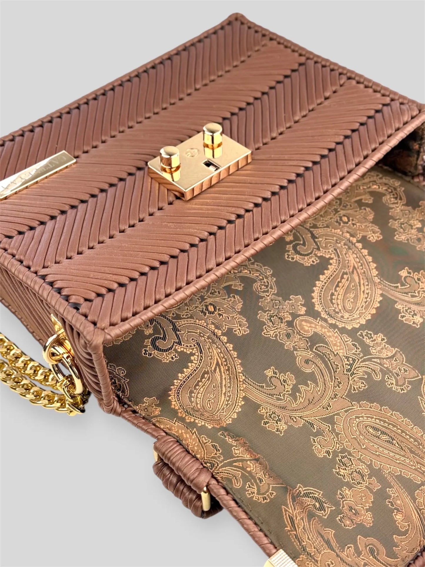 Amara Brown is a luxury handmade designer bag by CATTLEYA.Y, defined by its warm brown tone and refined chevron texture. Elegant and versatile, it represents timeless femininity with modern structure.
Paisley lining inside Amara Brown designer handbag