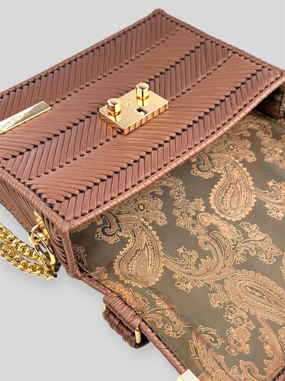 Amara Brown is a luxury handmade designer bag by CATTLEYA.Y, defined by its warm brown tone and refined chevron texture. Elegant and versatile, it represents timeless femininity with modern structure.
Paisley lining inside Amara Brown designer handbag