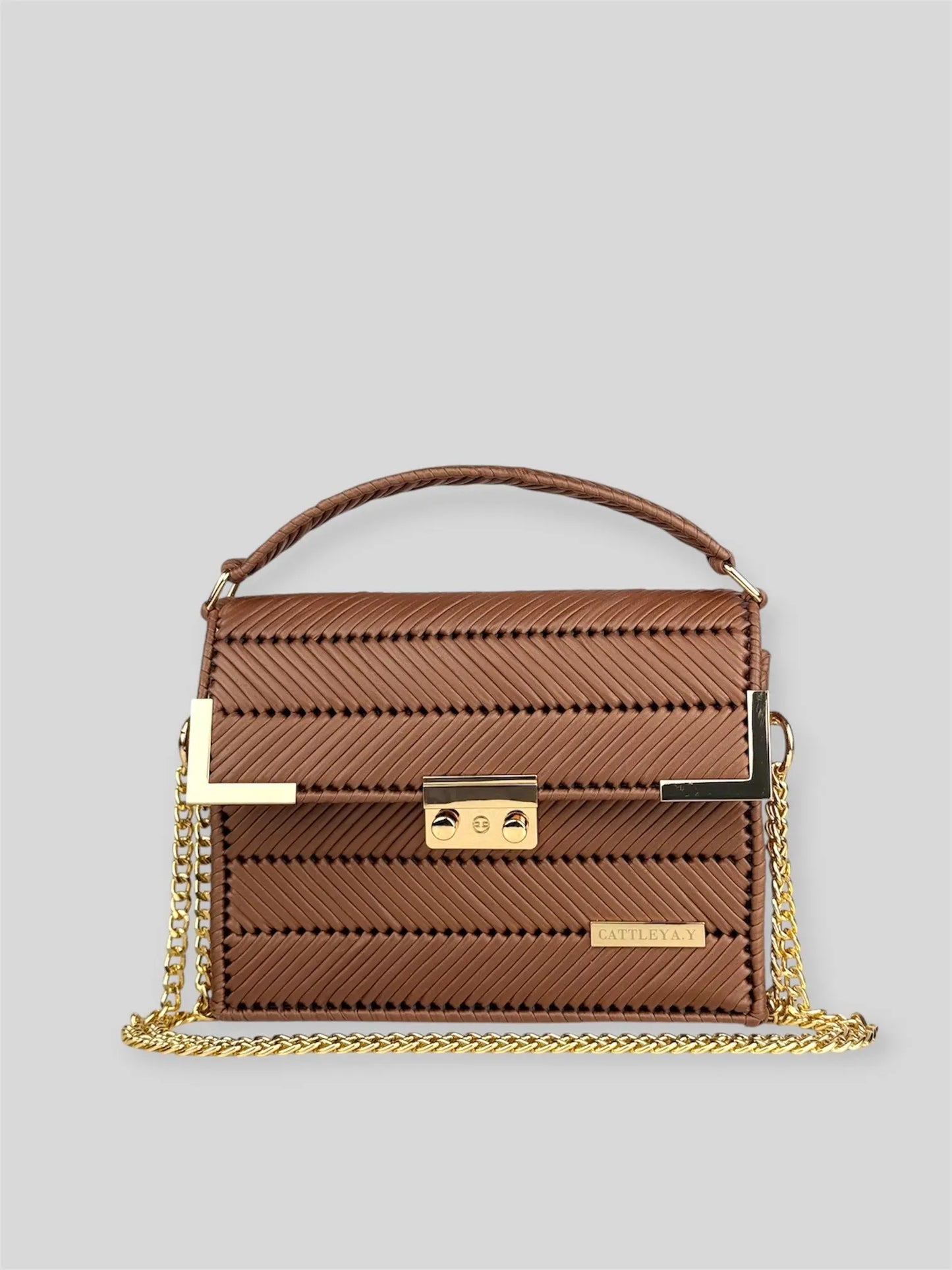 Amara Brown is a luxury handmade designer bag by CATTLEYA.Y, defined by its warm brown tone and refined chevron texture. Elegant and versatile, it represents timeless femininity with modern structure.