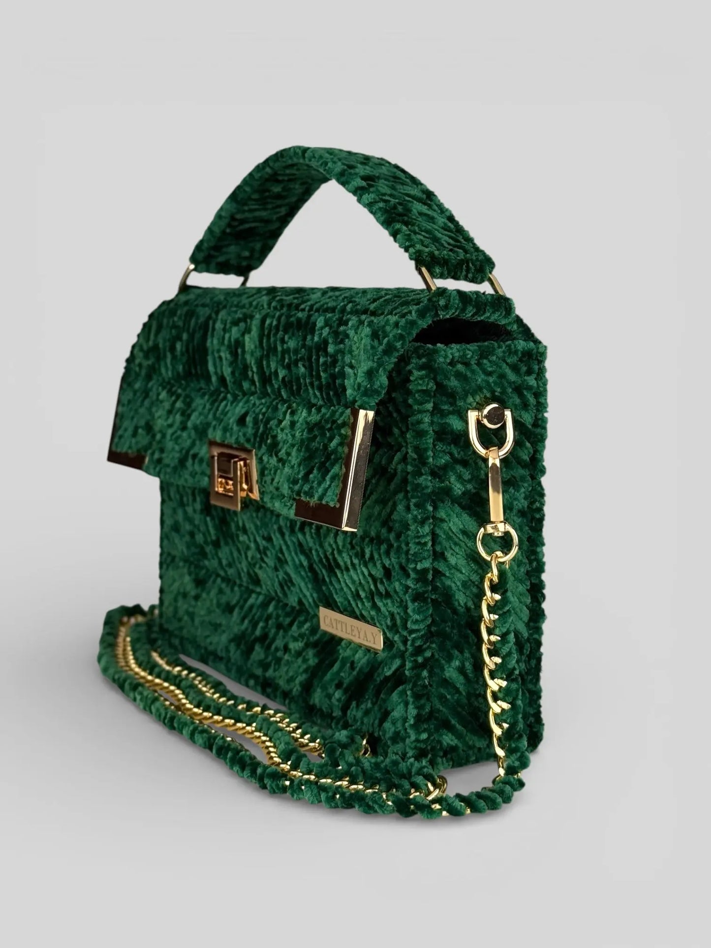 Amara Winter Emerald is a luxury handmade designer bag in green emerald color by CATTLEYA.Y.
Luxury handmade emerald green handbag with gold hardware – CATTLEYA.Y
