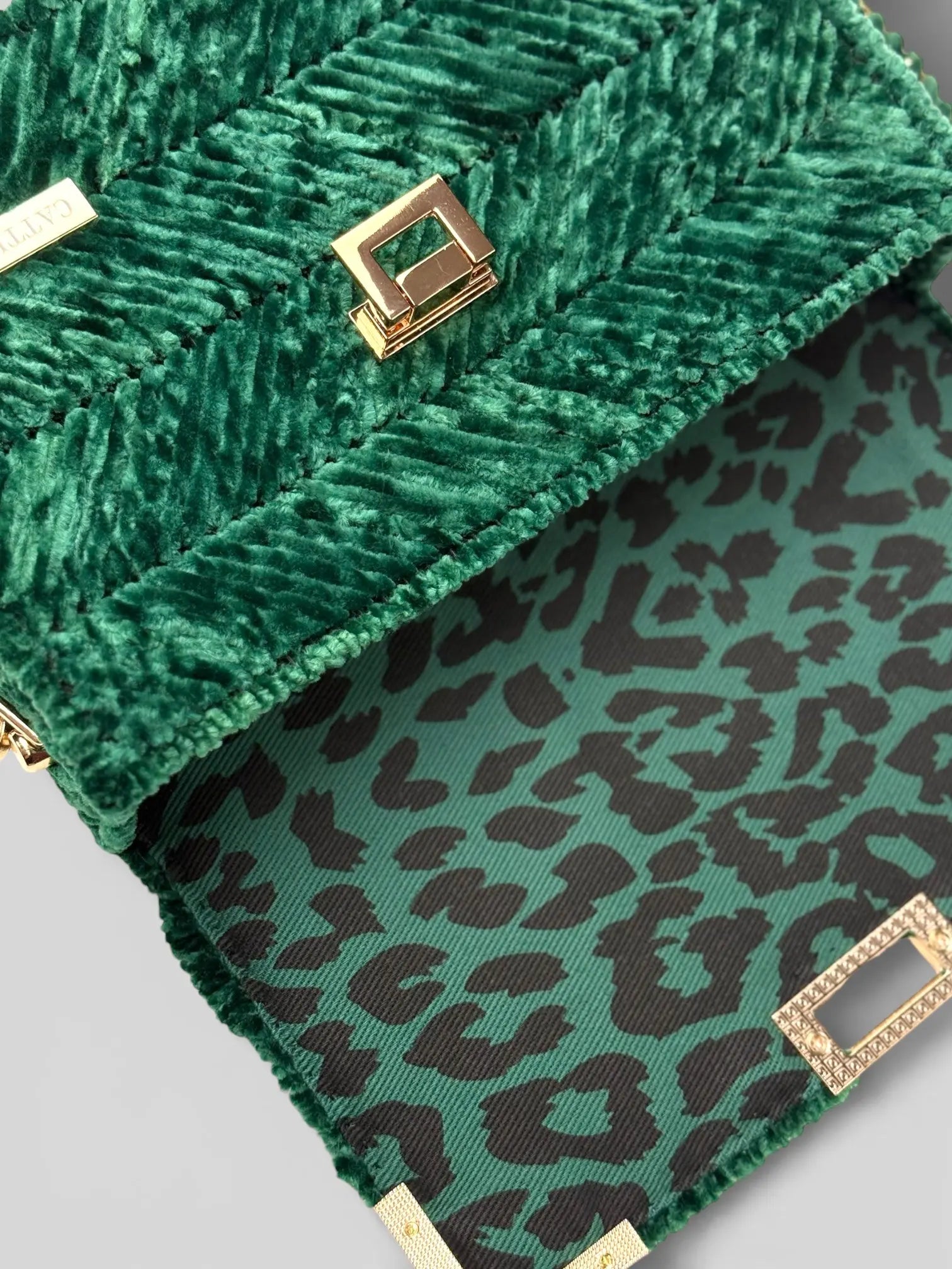 Amara Winter Emerald is a luxury handmade designer bag in emerald color.
Handwoven chevron texture detail on Amara Winter Emerald.