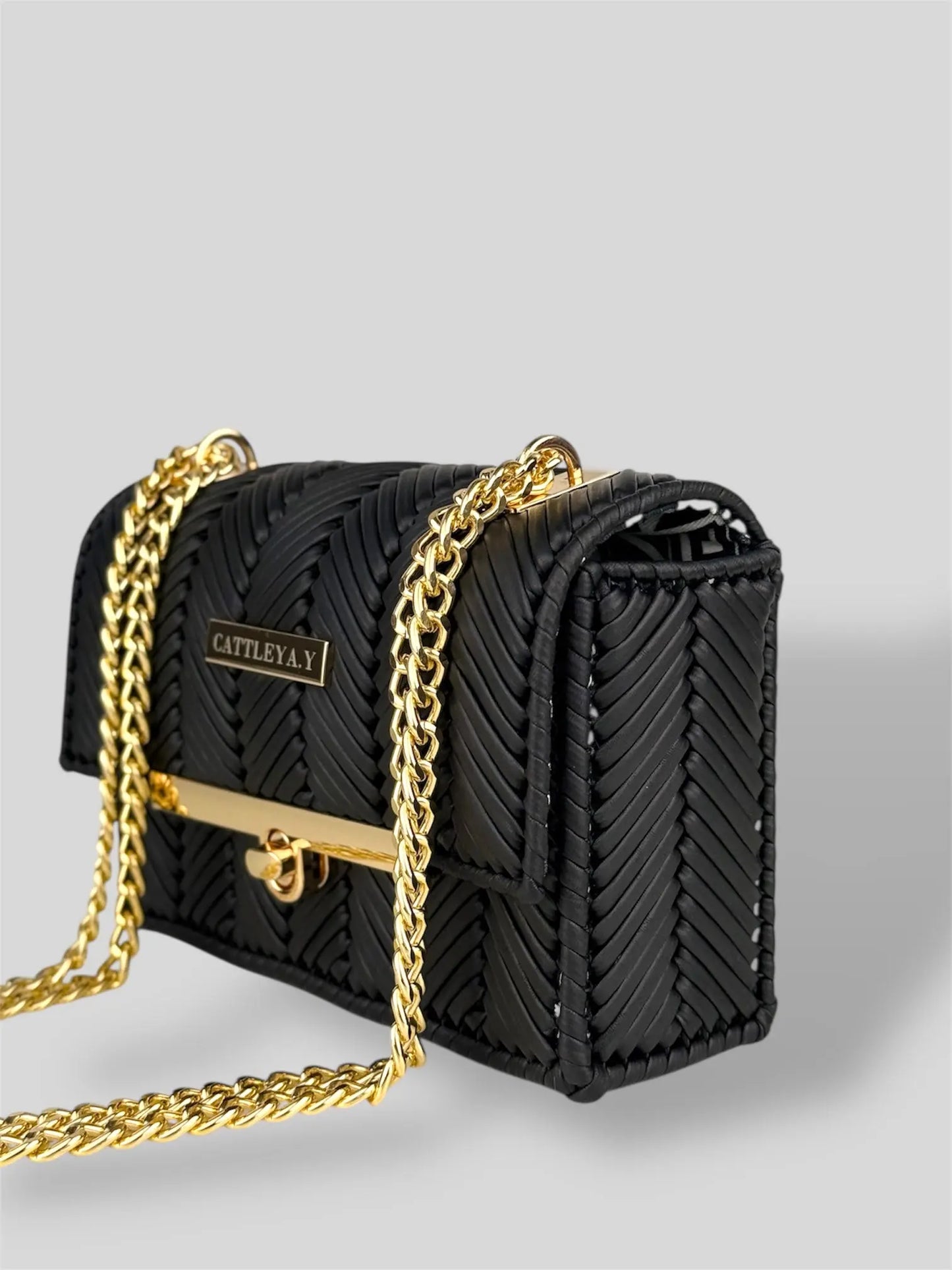 Brilliant Black is a luxury handmade mini designer bag by CATTLEYA.Y, defined by its deep black tone and refined chevron texture. Elegant yet bold, the design expresses modern sophistication through clean geometric lines and carefully balanced proportions.
Brilliant Black black textured mini bag with gold chain