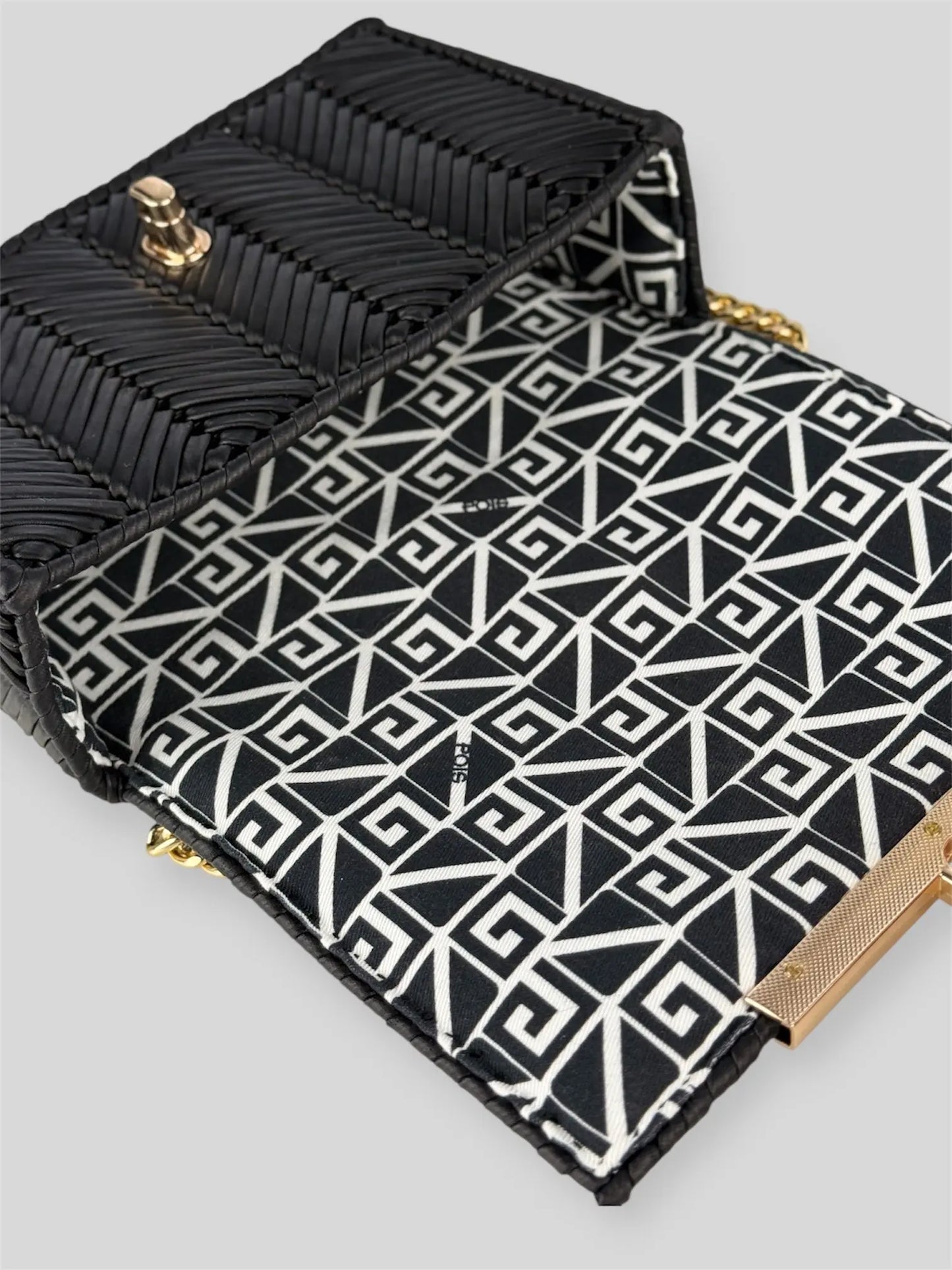 Brilliant Black is a luxury handmade mini designer bag by CATTLEYA.Y, defined by its deep black tone and refined chevron texture. Elegant yet bold, the design expresses modern sophistication through clean geometric lines and carefully balanced proportions.
Graphic patterned lining inside Brilliant Black handbag