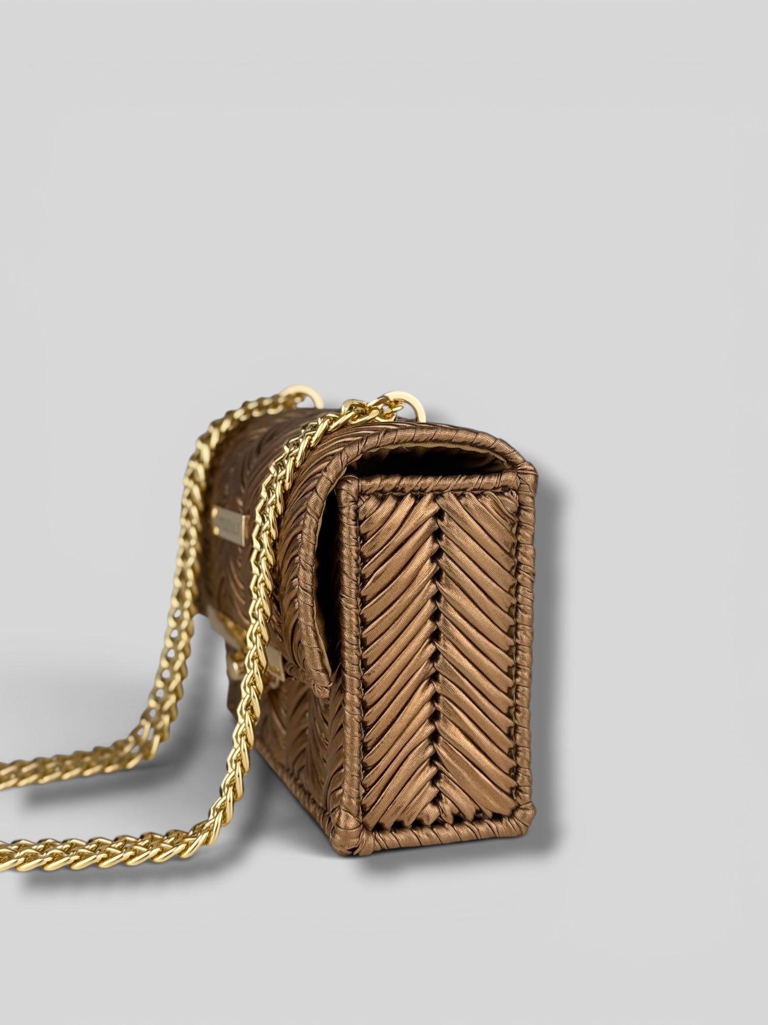 Brilliant Bronze is a luxury handmade mini designer bag by CATTLEYA.Y
Bronze handmade mini handbag with gold chain strap – CATTLEYA.Y