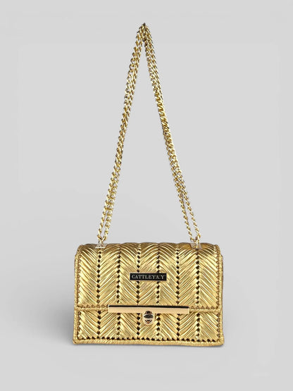 Brilliant Gold is a luxury handmade mini designer bag by CATTLEYA.Y
Golden eco-leather yarn texture detail on Brilliant Gold bag.