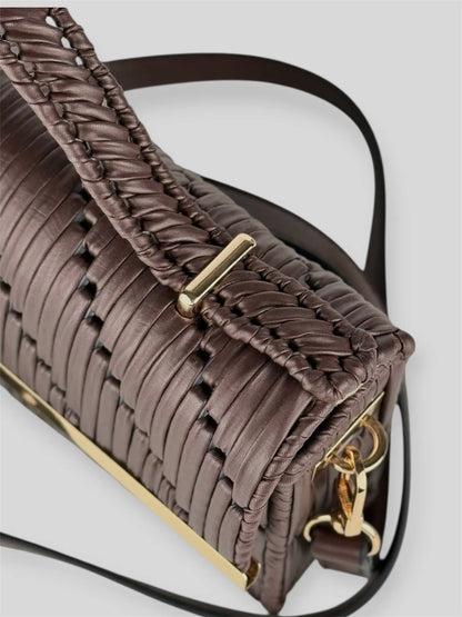 Cocoa is a luxury handmade designer bag by CATTLEYA.Y, designed for women who appreciate understated elegance. The rich brown tone and geometric woven texture create a refined yet contemporary silhouette.Geometric woven texture detail on Cocoa handbag