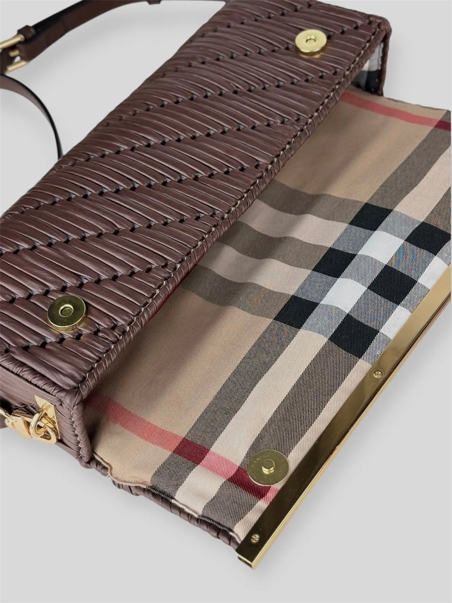 Cocoa is a luxury handmade designer bag by CATTLEYA.Y, designed for women who appreciate understated elegance. The rich brown tone and geometric woven texture create a refined yet contemporary silhouette.Patterned textile lining inside Cocoa luxury bag