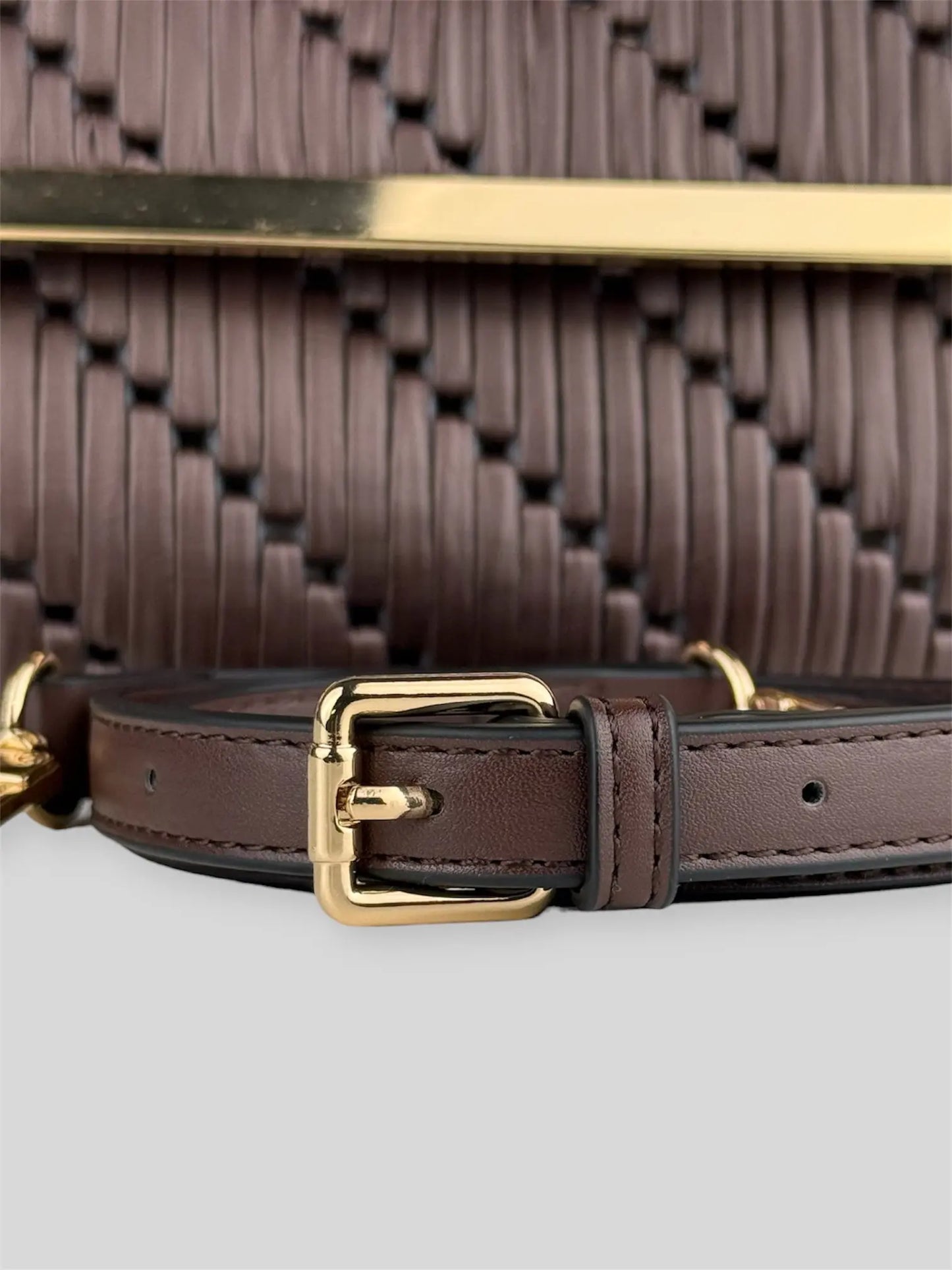 Cocoa is a luxury handmade structured designer bag by CATTLEYA.Y, designed for women who appreciate understated elegance. The rich brown tone and geometric woven texture create a refined yet contemporary silhouette.
Adjustable strap detail Cocoa brown luxury bag