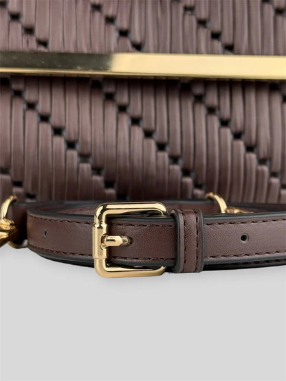 Cocoa is a luxury handmade structured designer bag by CATTLEYA.Y, designed for women who appreciate understated elegance. The rich brown tone and geometric woven texture create a refined yet contemporary silhouette.
Adjustable strap detail Cocoa brown luxury bag