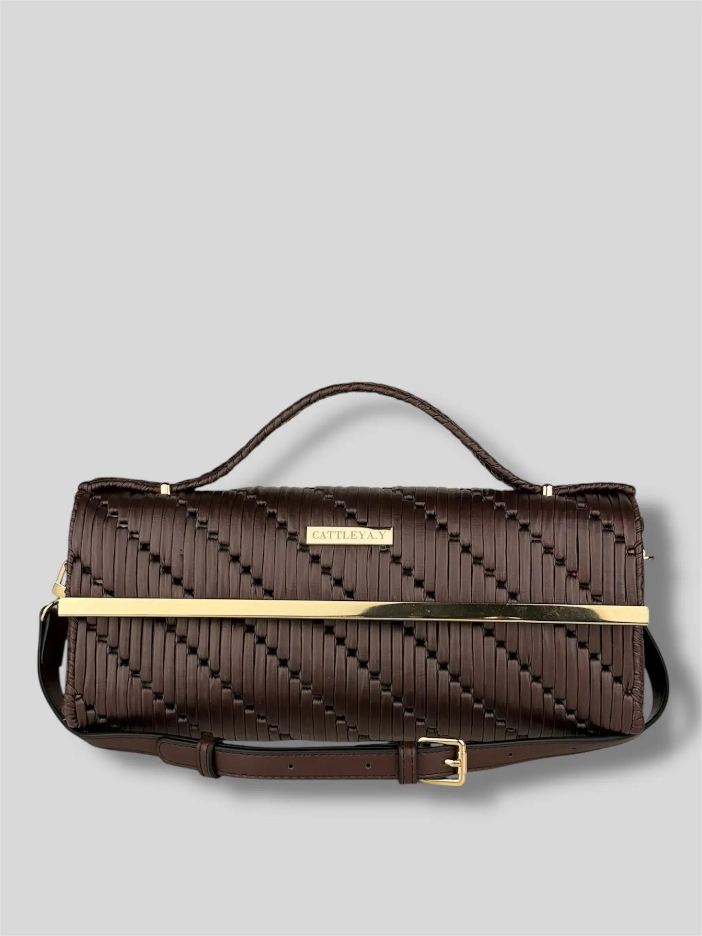 Cocoa is a luxury handmade designer bag by CATTLEYA.Y, designed for women who appreciate understated elegance. The rich brown tone and geometric woven texture create a refined yet contemporary silhouette.Cocoa structured brown luxury designer bag CATTLEYA.Y