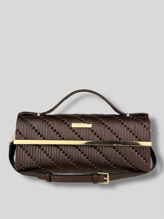 Cocoa is a luxury handmade designer bag by CATTLEYA.Y, designed for women who appreciate understated elegance. The rich brown tone and geometric woven texture create a refined yet contemporary silhouette.Cocoa structured brown luxury designer bag CATTLEYA.Y