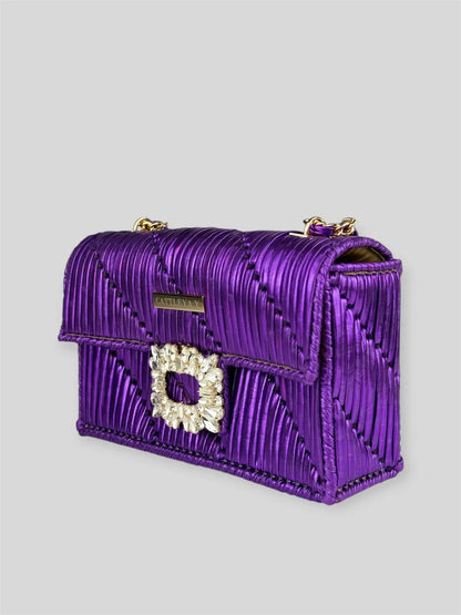 Destiny Amethyst is a luxury handmade designer bag by CATTLEYA.Y, inspired by the depth and brilliance of precious gemstones. The rich purple satin-finish yarn creates a luminous surface that captures light with regal intensity.
Destiny Amethyst satin purple evening handbag with gold chain.