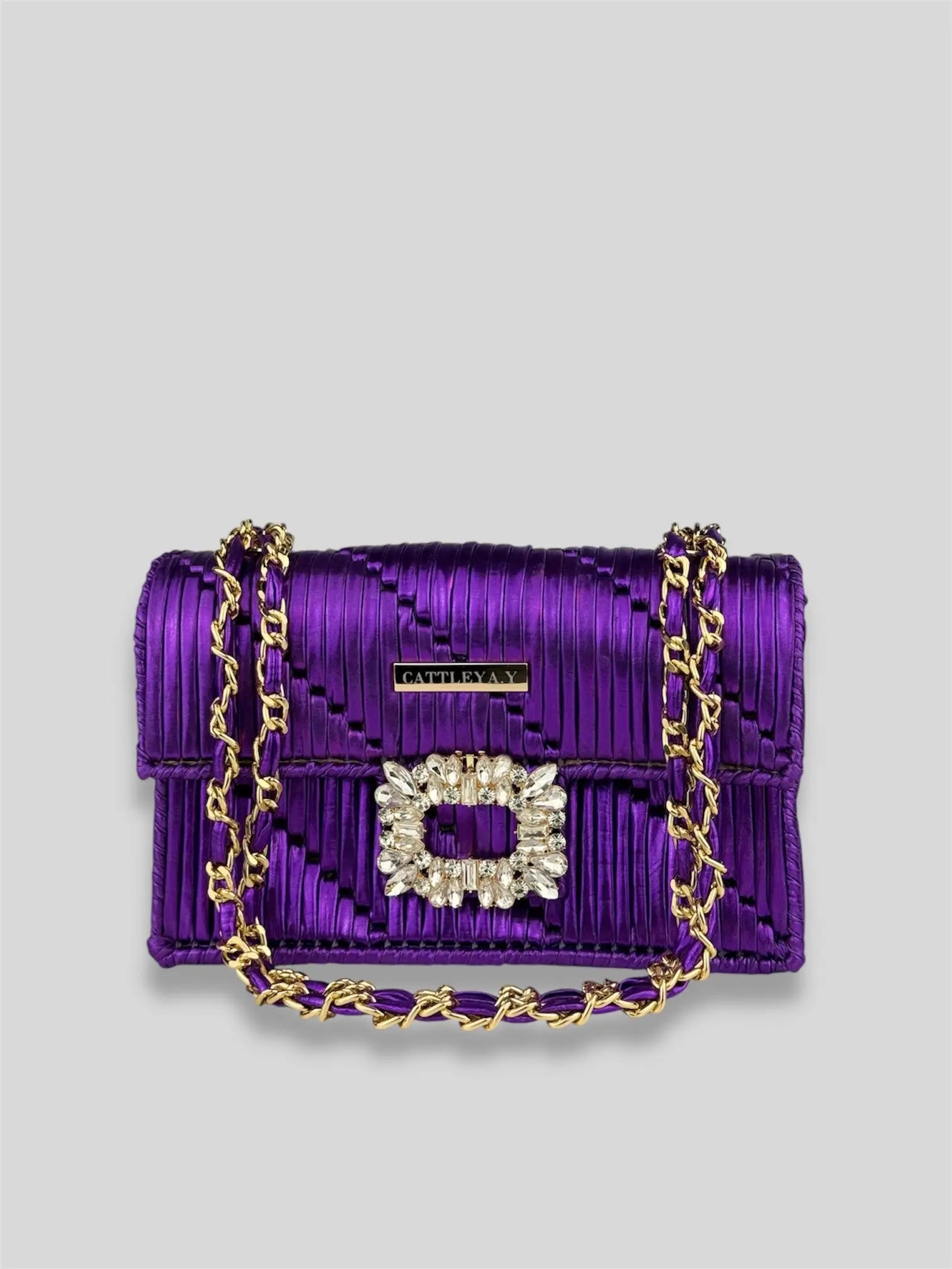 Destiny Amethyst is a luxury handmade designer bag by CATTLEYA.Y, inspired by the depth and brilliance of precious gemstones. The rich purple satin-finish yarn creates a luminous surface that captures light with regal intensity.