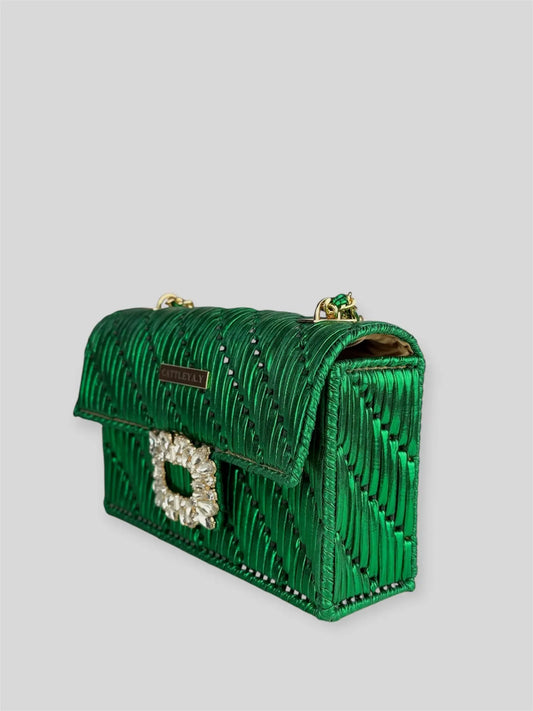 Destiny Emerald is a luxury handmade designer bag by CATTLEYA.Y, inspired by the richness and depth of emerald gemstones. The luminous satin-finish yarn creates a vibrant surface that radiates elegance with every movement.
Destiny Emerald satin green evening handbag with gold chain