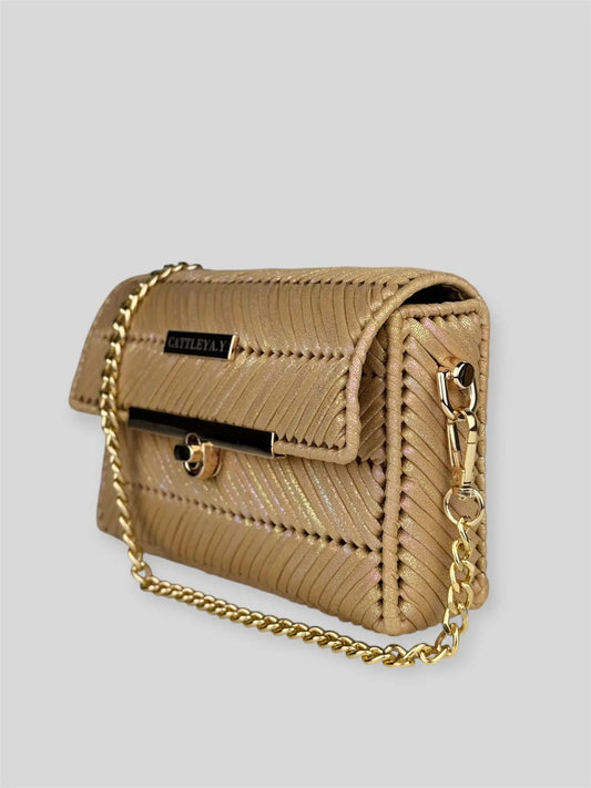 Mermaid Coral is a luxury handmade designer bag by CATTLEYA.Y, defined by its luminous pearlescent yarn and sculpted geometric texture. Inspired by warm ocean tones, it radiates soft elegance and refined femininity.
Mermaid Coral geometric evening handbag with gold chain