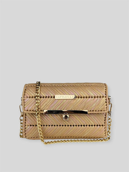 Mermaid Coral is a luxury handmade designer bag by CATTLEYA.Y, defined by its luminous pearlescent yarn and sculpted geometric texture. Inspired by warm ocean tones, it radiates soft elegance and refined femininity.
Mermaid Coral pearlescent luxury mini designer bag CATTLEYA.Y