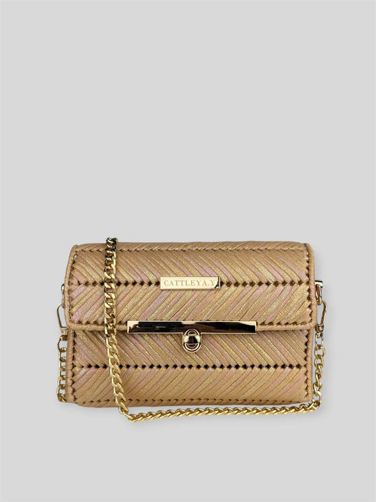 Mermaid Coral is a luxury handmade designer bag by CATTLEYA.Y, defined by its luminous pearlescent yarn and sculpted geometric texture. Inspired by warm ocean tones, it radiates soft elegance and refined femininity.
Mermaid Coral pearlescent luxury mini designer bag CATTLEYA.Y
