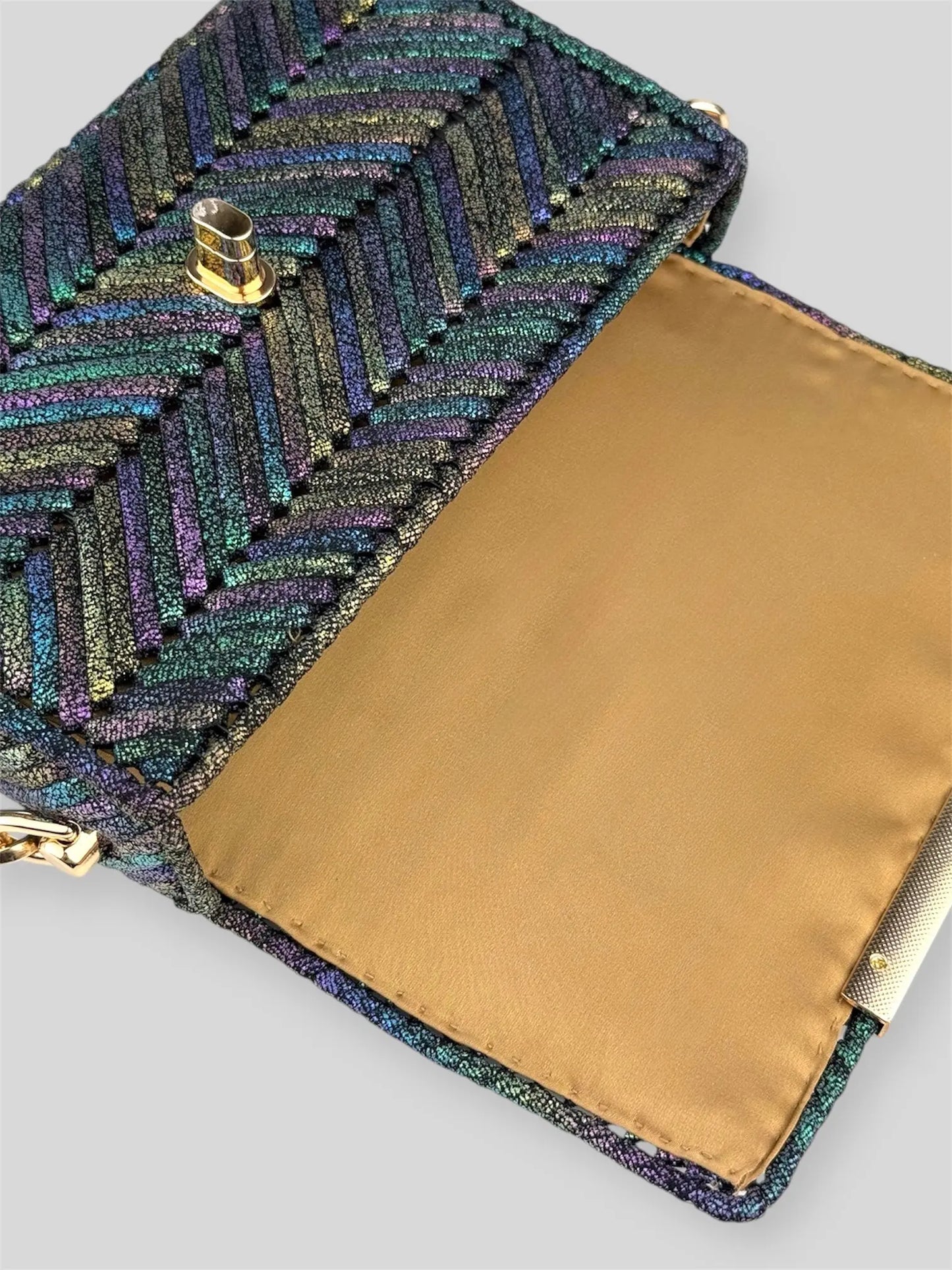 Mermaid Deep Aura is a luxury handmade designer bag by CATTLEYA.Y, inspired by shifting ocean hues and luminous textures. The iridescent multicolor yarn creates a dynamic surface that reflects light from every angle.
Golden satin lining inside Mermaid Deep Aura designer bag