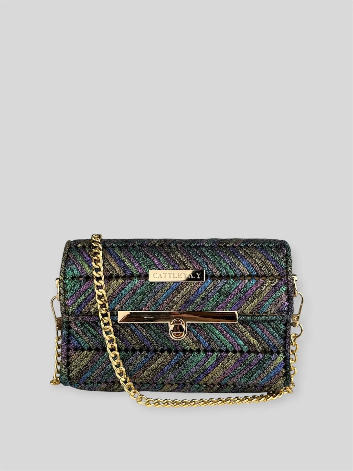 Mermaid Deep Aura is a luxury handmade designer bag by CATTLEYA.Y, inspired by shifting ocean hues and luminous textures. The iridescent multicolor yarn creates a dynamic surface that reflects light from every angle.
Mermaid Deep Aura iridescent multicolor luxury designer bag CATTLEYA.Y