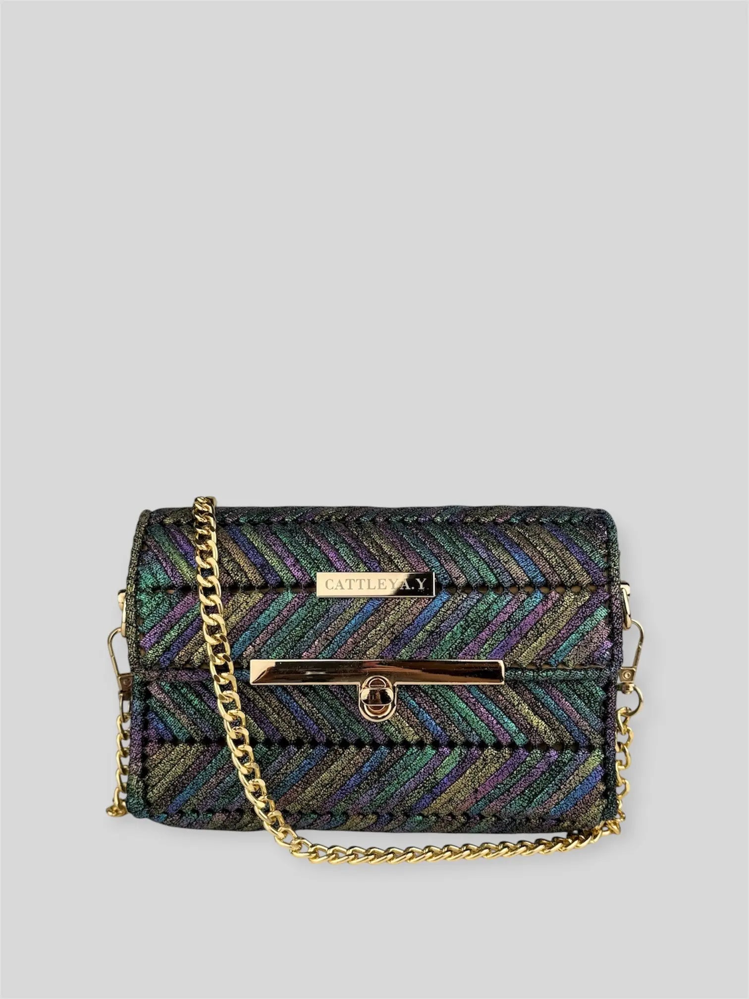 Mermaid Deep Aura is a luxury handmade designer bag by CATTLEYA.Y, inspired by shifting ocean hues and luminous textures. The iridescent multicolor yarn creates a dynamic surface that reflects light from every angle.
Mermaid Deep Aura iridescent multicolor luxury designer bag CATTLEYA.Y