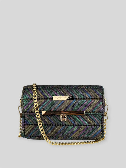Mermaid Deep Aura is a luxury handmade designer bag by CATTLEYA.Y, inspired by shifting ocean hues and luminous textures. The iridescent multicolor yarn creates a dynamic surface that reflects light from every angle.
Mermaid Deep Aura iridescent multicolor luxury designer bag CATTLEYA.Y