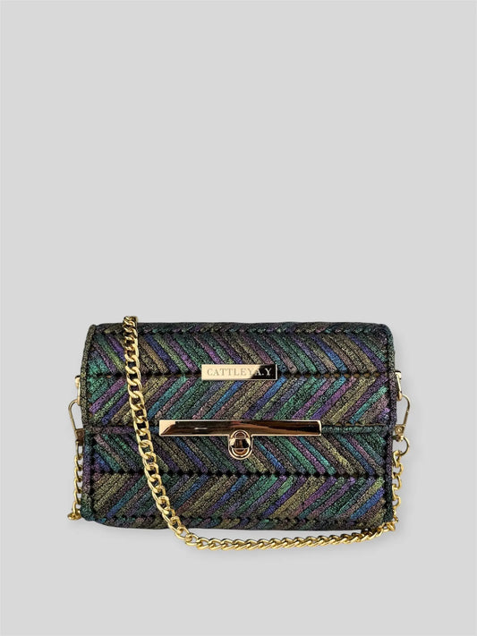 Mermaid Deep Aura is a luxury handmade designer bag by CATTLEYA.Y, inspired by shifting ocean hues and luminous textures. The iridescent multicolor yarn creates a dynamic surface that reflects light from every angle.
Mermaid Deep Aura iridescent multicolor luxury designer bag CATTLEYA.Y