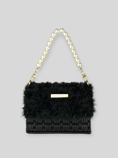Mini Amber is a evening  luxury handmade mini designer bag by CATTLEYA.Y, created to embody refined glamour. The combination of eco-leather yarn and plush texture gives this piece a soft yet structured presence that stands out effortlessly.
Mini Amber luxury black pearl evening bag CATTLEYA.Y