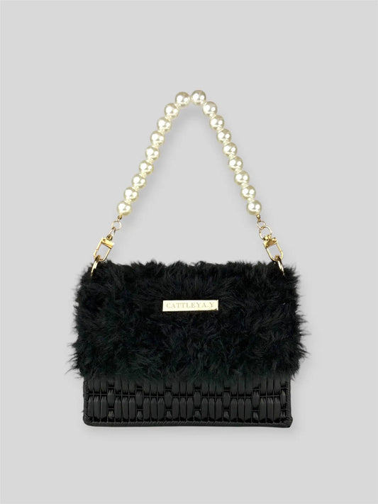 Mini Amber is a evening  luxury handmade mini designer bag by CATTLEYA.Y, created to embody refined glamour. The combination of eco-leather yarn and plush texture gives this piece a soft yet structured presence that stands out effortlessly.
Mini Amber luxury black pearl evening bag CATTLEYA.Y