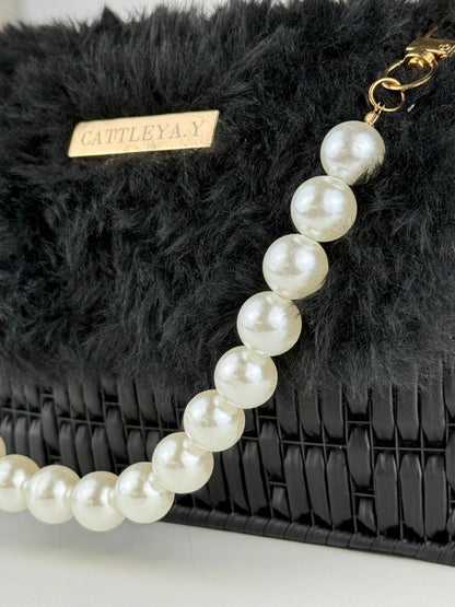 Mini Amber is a evening  luxury handmade mini designer bag by CATTLEYA.Y, created to embody refined glamour. The combination of eco-leather yarn and plush texture gives this piece a soft yet structured presence that stands out effortlessly.
Pearl handle detail on Mini Amber designer bag
