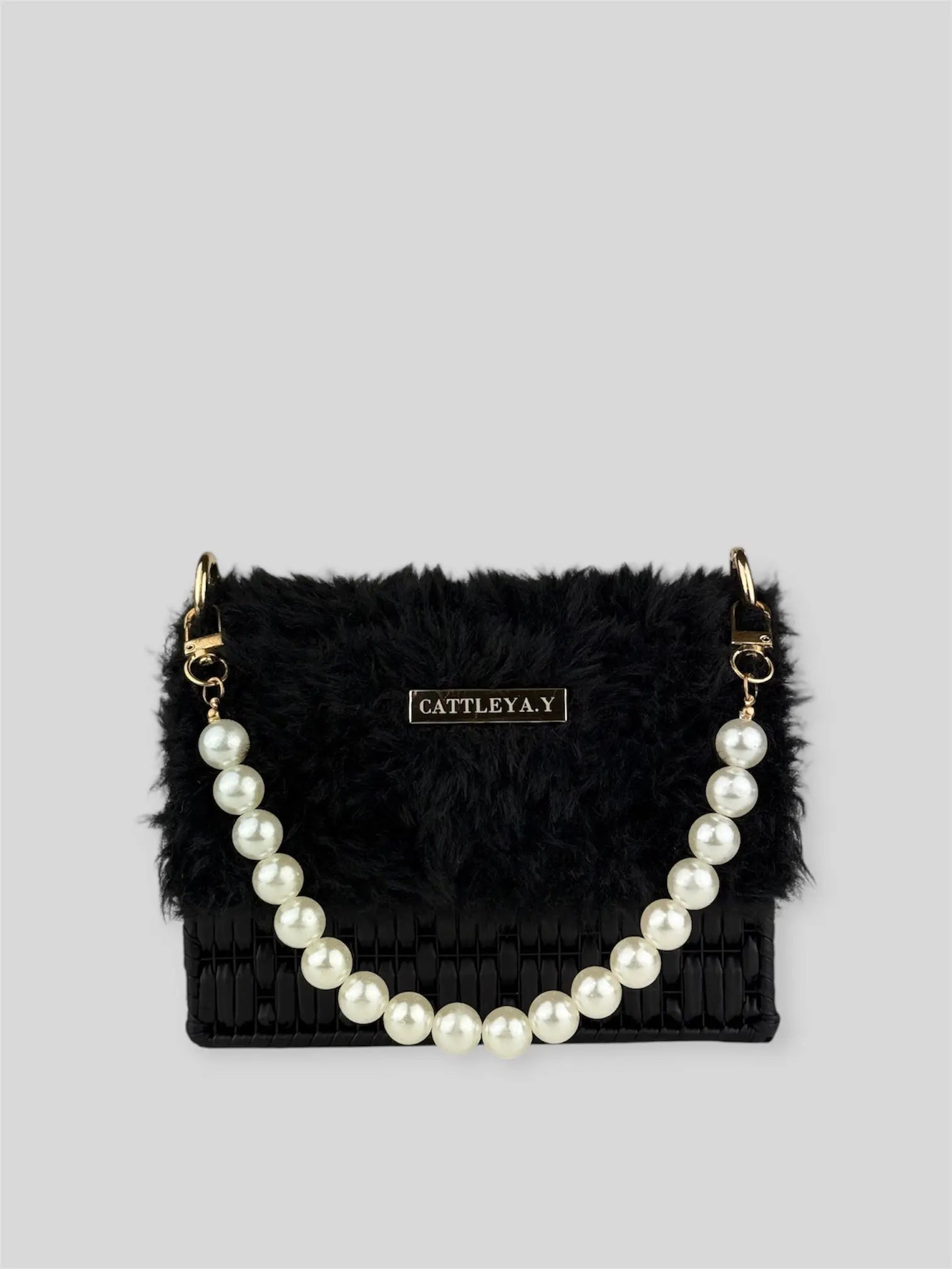 Mini Amber is a evening  luxury handmade mini designer bag by CATTLEYA.Y, created to embody refined glamour. The combination of eco-leather yarn and plush texture gives this piece a soft yet structured presence that stands out effortlessly.
Mini Amber black plush designer bag with pearl handle
