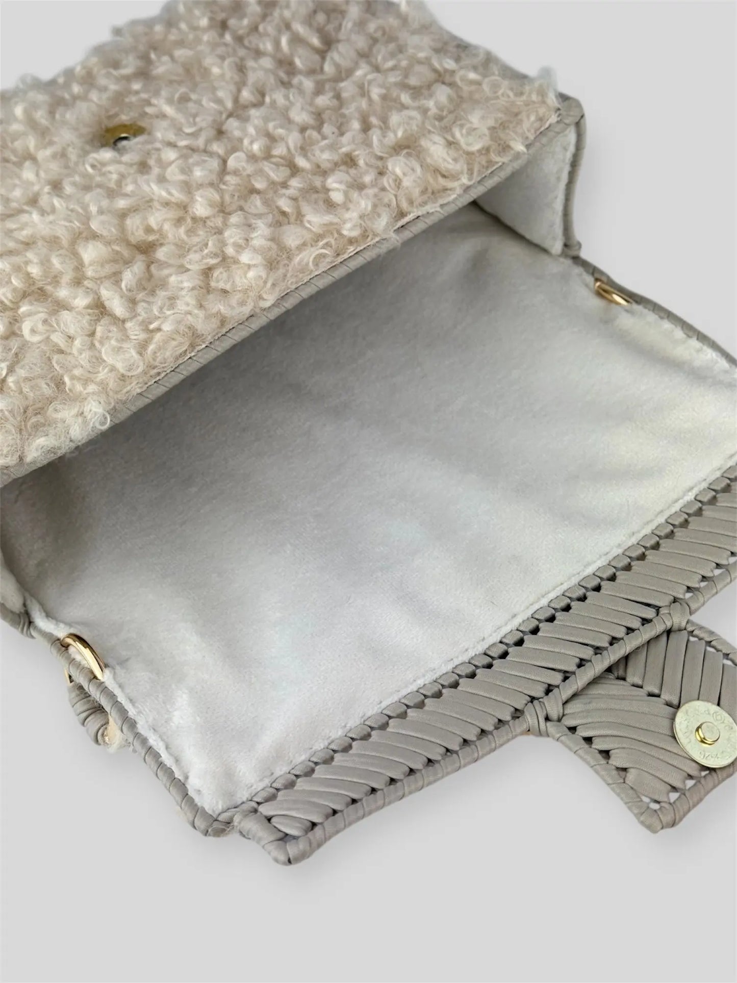 Vivian is a luxury handmade designer bag by CATTLEYA.Y, created for women who appreciate refined winter elegance. The combination of eco-leather yarn and soft bouclé texture creates depth, contrast and sophisticated character.
Interior lining of Vivian luxury handmade handbag