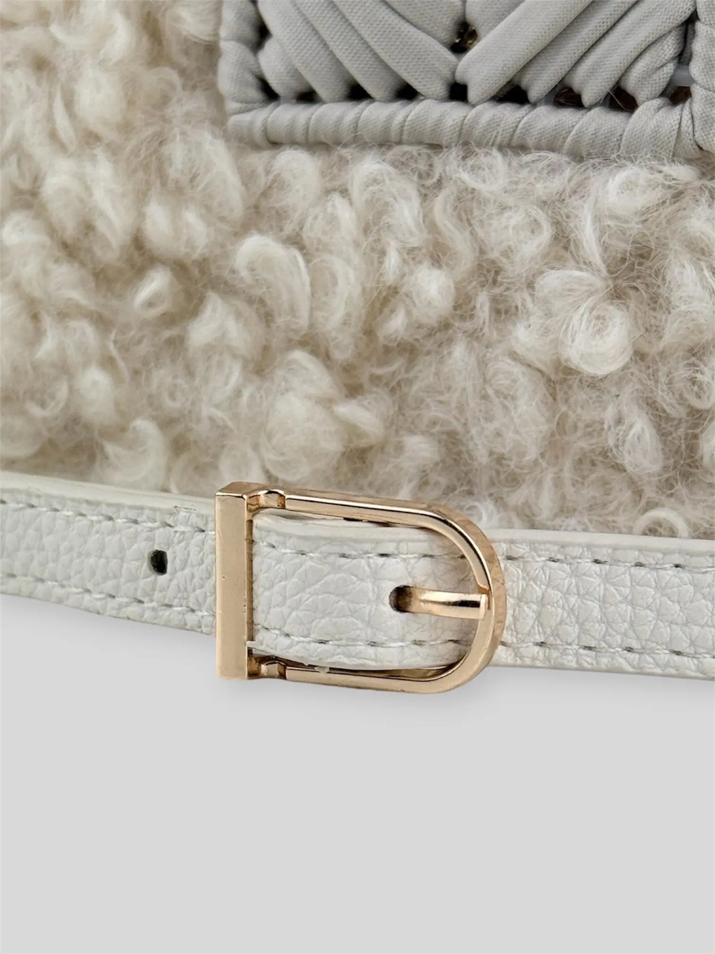 Vivian is a luxury handmade designer bag by CATTLEYA.Y, created for women who appreciate refined winter elegance. The combination of eco-leather yarn and soft bouclé texture creates depth, contrast and sophisticated character.
Adjustable strap detail Vivian luxury handbag