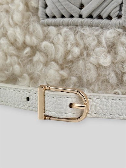 Vivian is a luxury handmade designer bag by CATTLEYA.Y, created for women who appreciate refined winter elegance. The combination of eco-leather yarn and soft bouclé texture creates depth, contrast and sophisticated character.
Adjustable strap detail Vivian luxury handbag