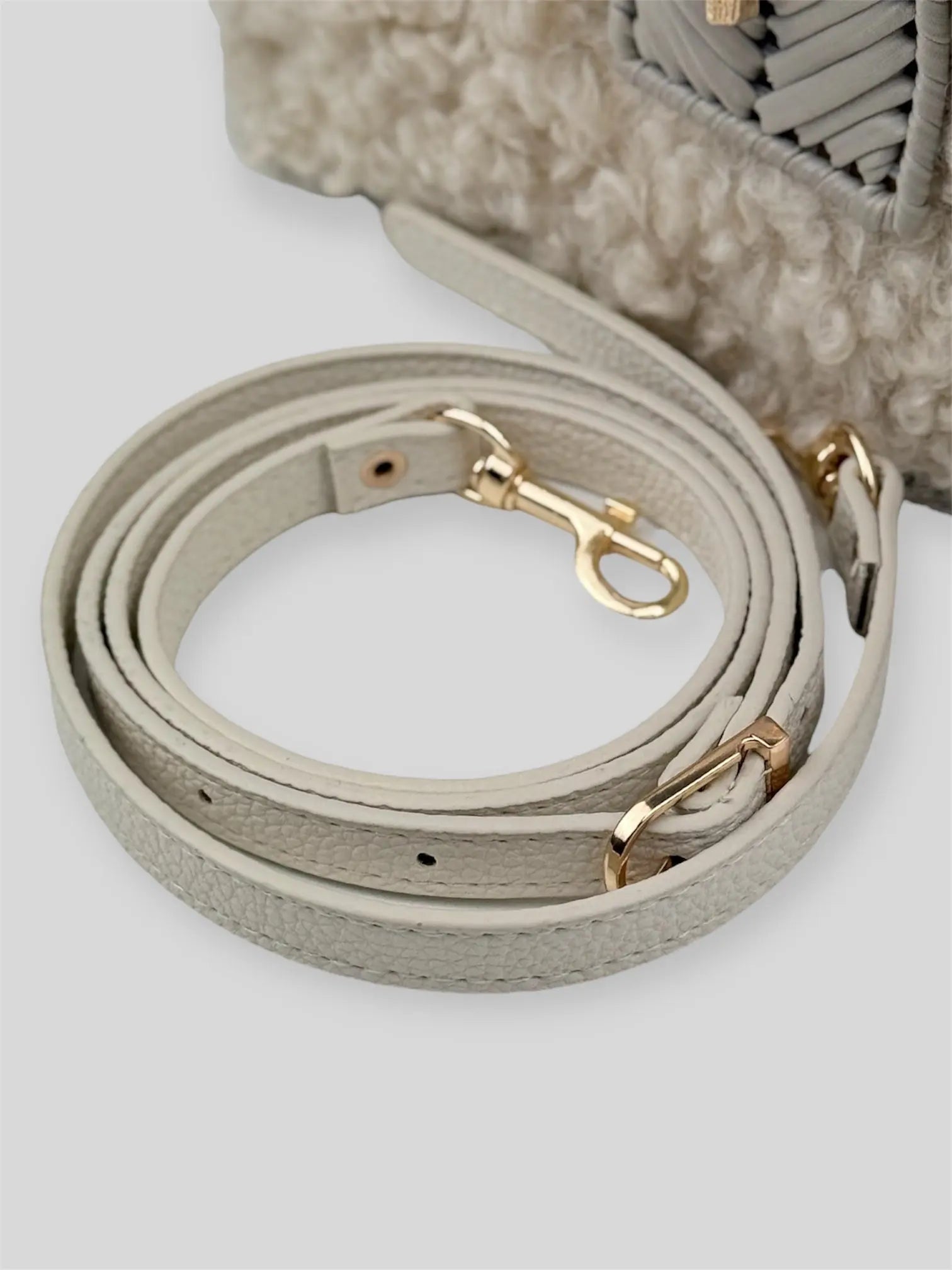 Vivian is a luxury handmade designer bag by CATTLEYA.Y, created for women who appreciate refined winter elegance. The combination of eco-leather yarn and soft bouclé texture creates depth, contrast and sophisticated character.
Strap detail Vivian designer bag