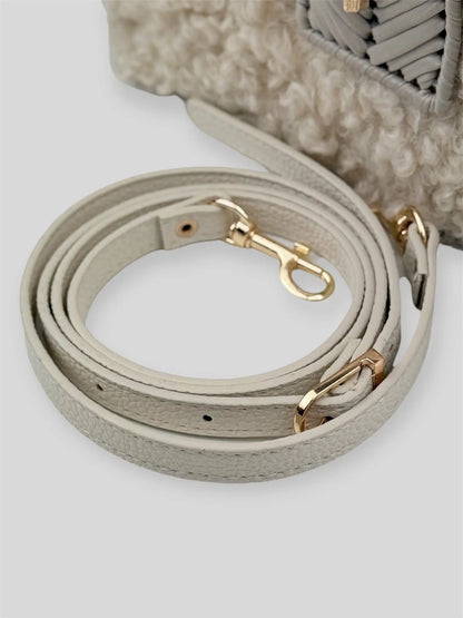 Vivian is a luxury handmade designer bag by CATTLEYA.Y, created for women who appreciate refined winter elegance. The combination of eco-leather yarn and soft bouclé texture creates depth, contrast and sophisticated character.
Strap detail Vivian designer bag